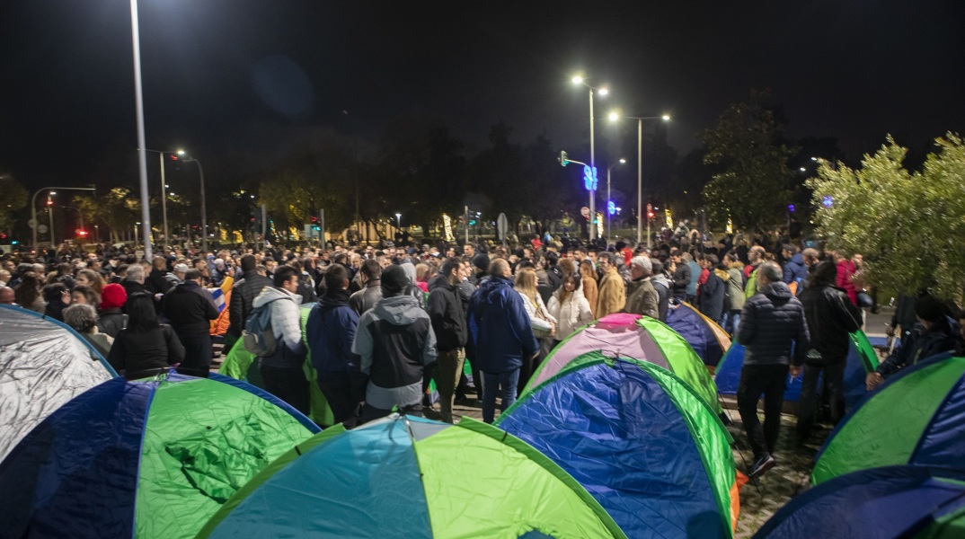 Κορωνοϊός - Θεσσαλονίκη: Αρνητές των μέτρων έστησαν σκηνές για διανυκτέρευση και γλεντούν με παραδοσιακούς χορούς έξω από το Δημαρχείο