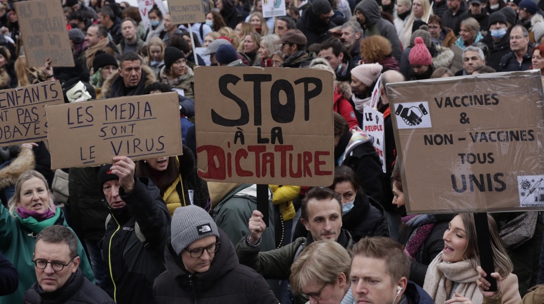 Βέλγιο: Επεισόδια σε διαδηλώσεις κατά των περιοριστικών μέτρων για τον κορωνοϊό - Έντονες διαμαρτυρίες για τη διαχείριση της υγειονομικής κρίσης.