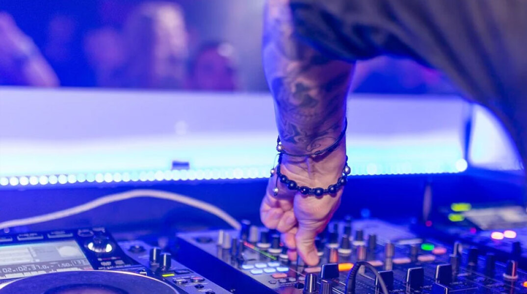 Κλειστά τα νυχτερινά κέντρα στη Γαλλία για τέσσερις εβδομάδες λόγω κορωνοϊού