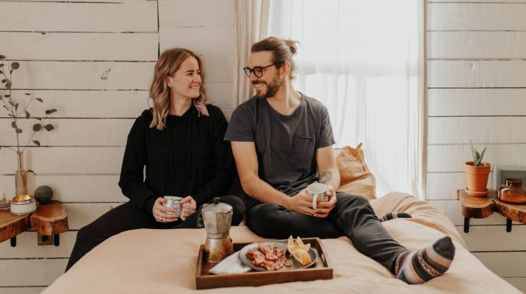 Ζευγάρι τρώει πρωινό στο κρεβάτι