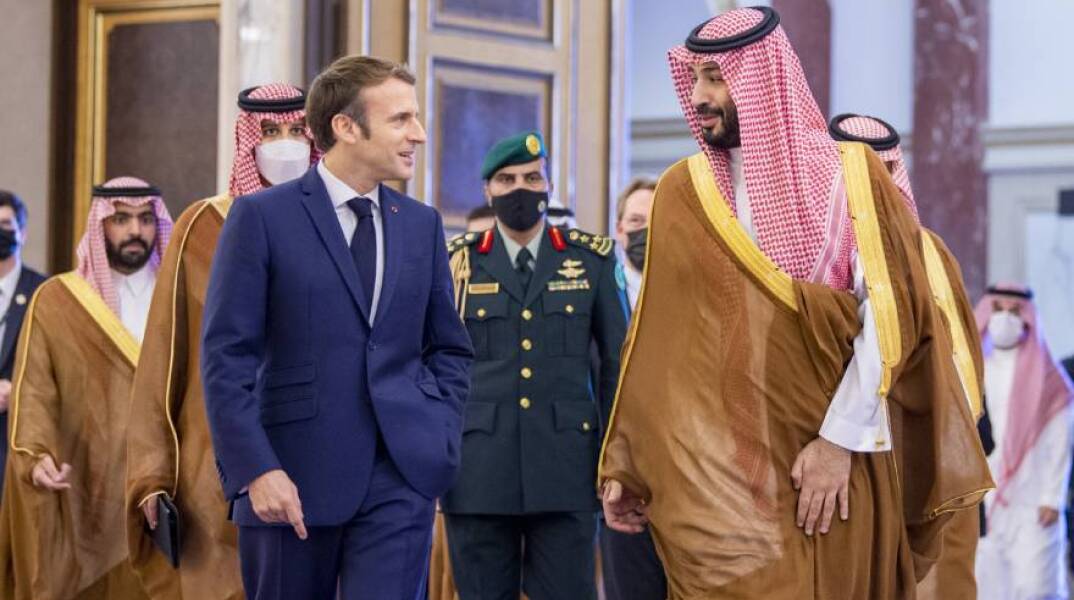 Ο Γάλλος πρόεδρος Εμανουέλ Μακρόν με τον Πρίγκιπα διάδοχο και Υπουργό Άμυνας της Σαουδικής Αραβίας Mohammad bin Salman al-Saud