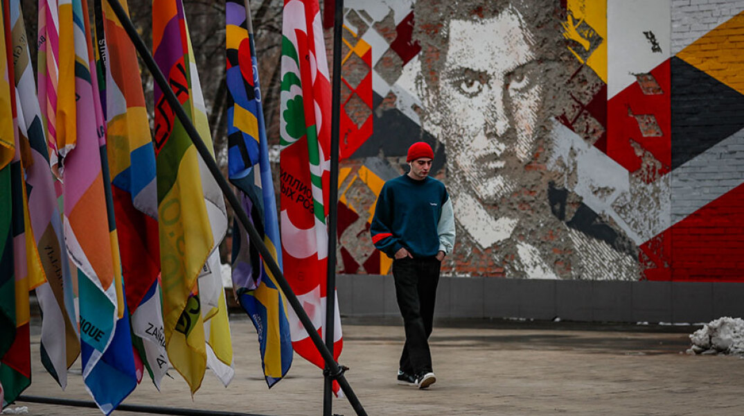 Στη Μόσχα ένας άνδρας περνά μπροστά από γκράφιτι - Σταθερά πάνω από 30.000 τα νέα κρούσματα κορωνοϊού στη Ρωσία
