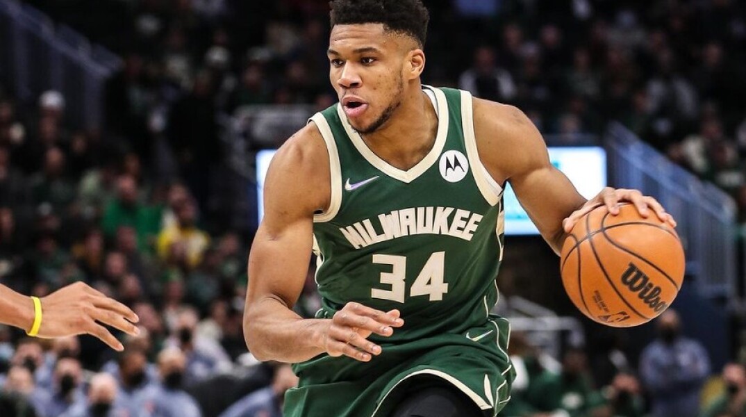 Αντετοκούνμπο: Νίκη των Μπακς με συρτάκι και τούρτα για τα γενέθλια του