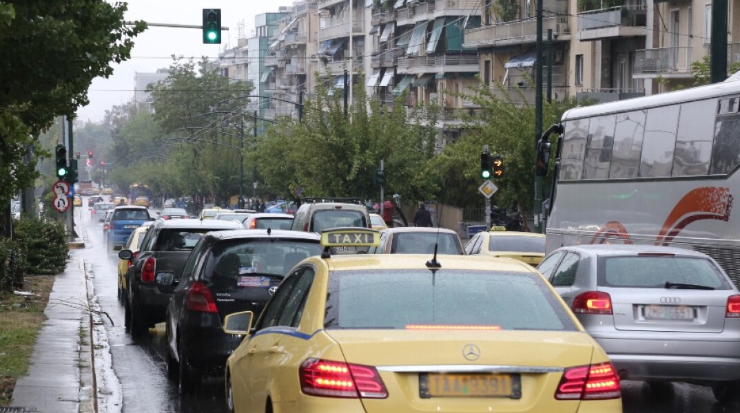 Τεράστια κίνηση στους δρόμους της Αθήνας λόγω κακοκαιρίας