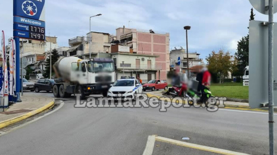 Τροχαίο στη Λαμία με μπετονιέρα και ντελιβερά