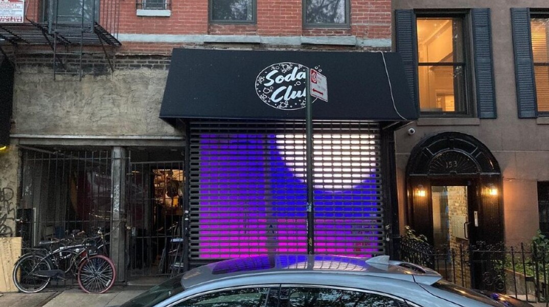 «Ζωντάνεψαν» άδειες βιτρίνες καταστημάτων στη Νέα Υόρκη με φώτα neon