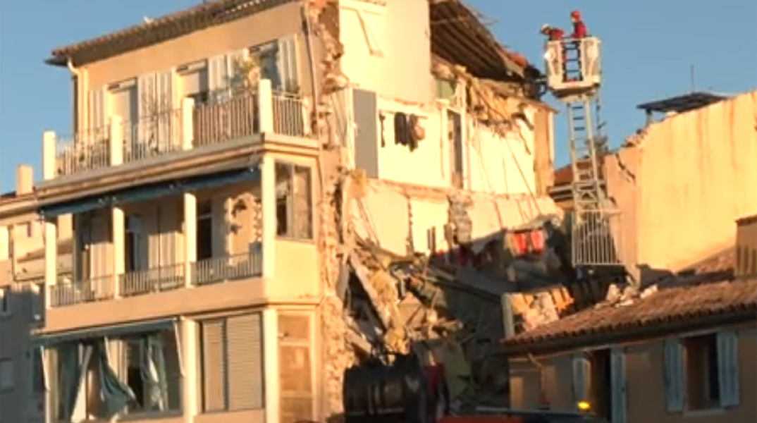 Τριώροφη πολυκατοικία κατέρρευσε μετά από έκρηξη στη Γαλλία