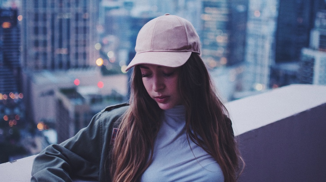 Ένα κορίτσι που φοράει καπέλο, ποζάρει. 