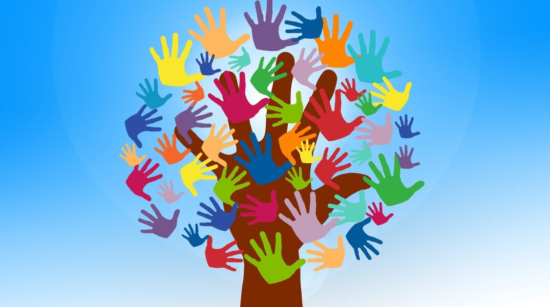 Εικονογράφηση που απεικονίζει δέντρο που αποτελείται από πολύχρωμες ανθρώπινες παλάμες