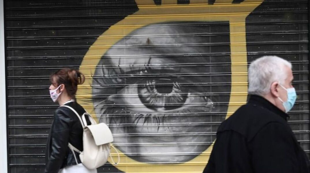 Πολίτες με μάσκα για τον κορωνοϊό 