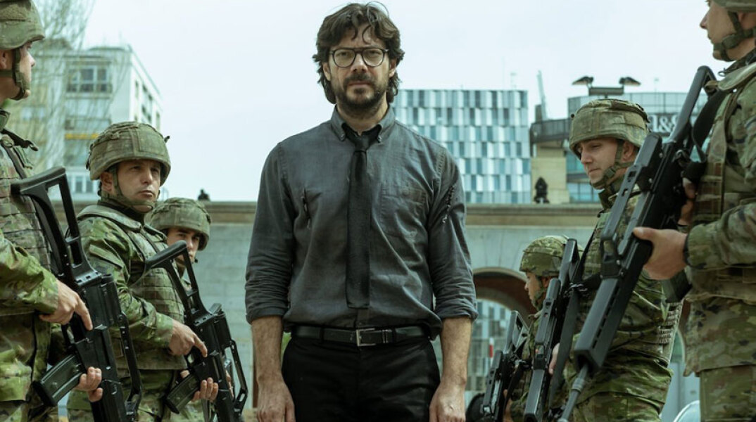 Στη σειρά La Casa de Papel του Netflix ο «Καθηγητής» φρόντισε ώστε το φινάλε να είναι επικό