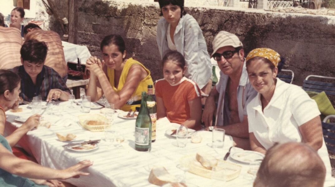 Οικογενειακές διακοπές στη Γιουγκοσλαβία. Κανένας δεν έμεινε ευχαριστημένος με το φαγητό αλλά κατάφεραν να περάσουν καλά.