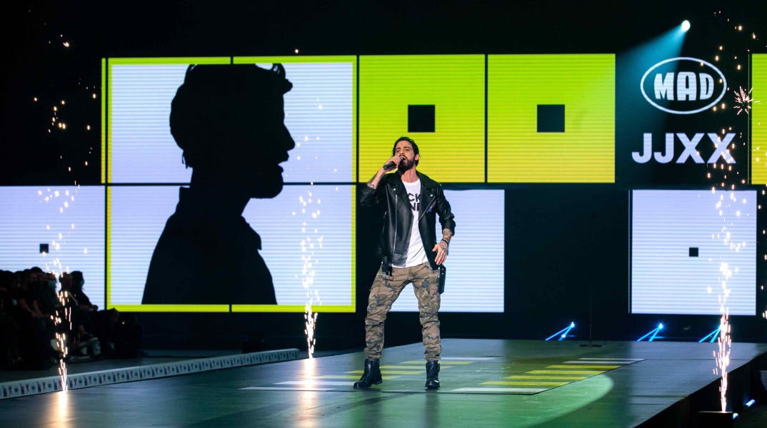 Τραγουδιστής στη σκηνή στo MADWALK 2021 