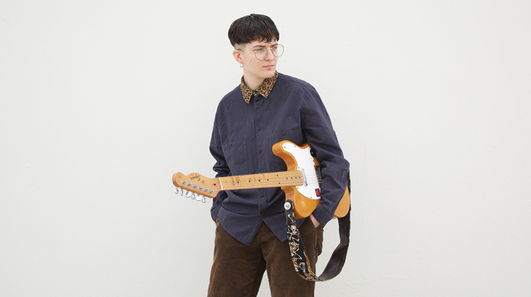 Η τραγουδίστρια Amalia με την ηλεκτρική της κιθάρα