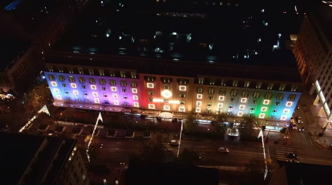 Το κτίριο του εμπορικού κέντρου City Link φωταγωγημένο εορταστικά για τα Χριστούγεννα