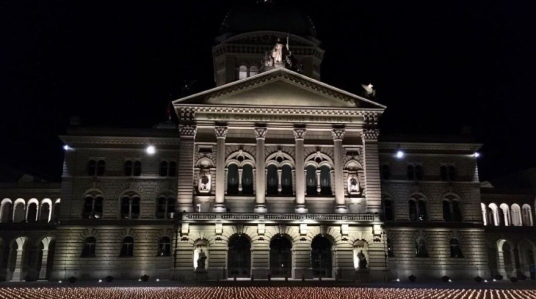 Ελβετία: 11.288 κεριά τοποθετήθηκαν στο κοινοβούλιο για τα θύματα του κορωνοϊού