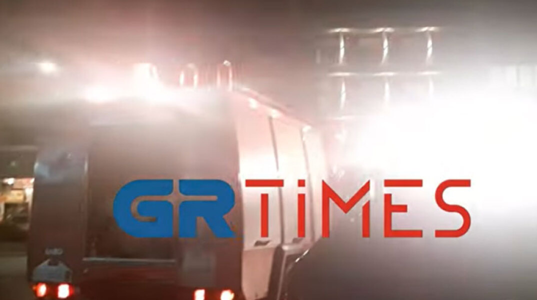 Πυροσβέστες στη Θεσσαλονίκη μπροστά στο κτίριο όπου εκδηλώθηκε φωτιά σε διαμέρισμα