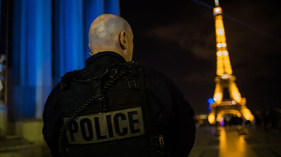 Αστυνομικός σε σημείο ελέγχου στο Παρίσι