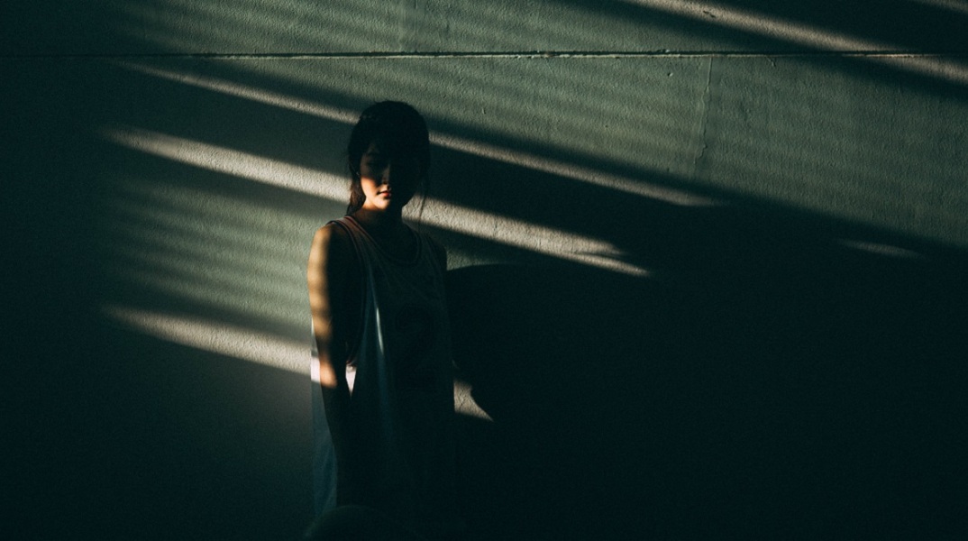 Ένα κορίτσι κοιτάει μακριά από την κάμερα.