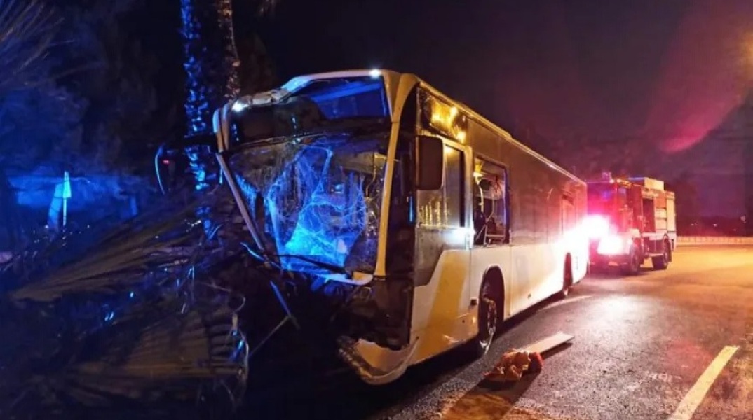 Λεωφορείο διαλύθηκε όταν έπεσε πάνω σε φοίνικες