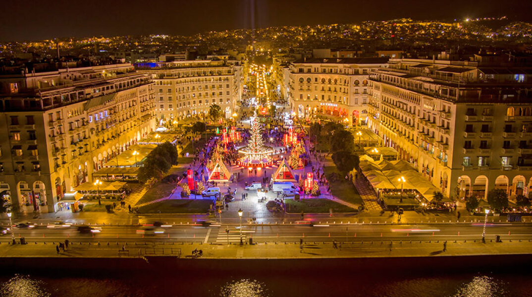 Το χριστουγεννιάτικο δέντρο στην πλατεία Αριστοτέλους στη Θεσσαλονίκη