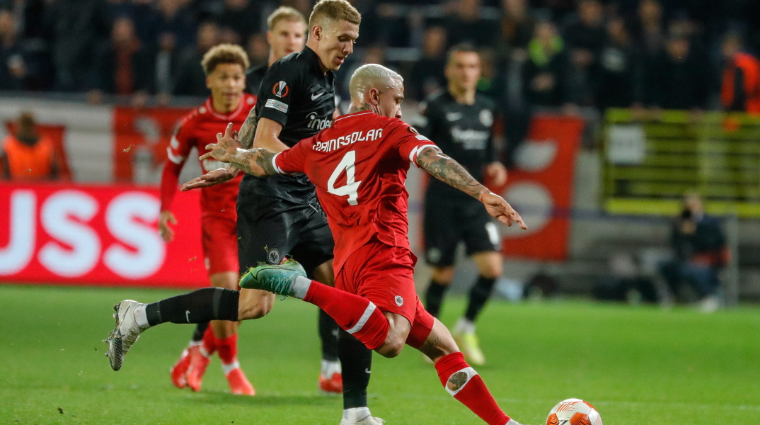 Ο Ράτζα Ναϊνγκολάν σουτάρει σε αγώνα της Αντβέρπ με το νούμερο 4 στην πλάτη.