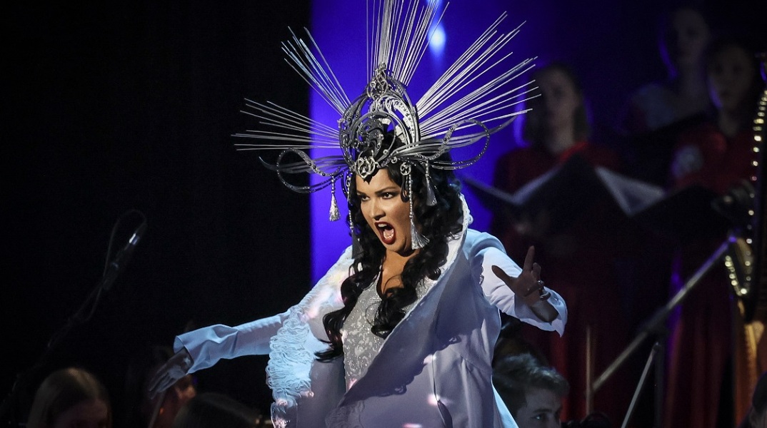 Η Anna Nebretko ερμηνεύει στη σκηνή του Kremlin Palace, Μόσχα,