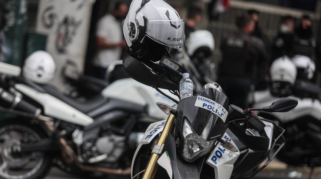 Δολοφονία στη Γλυφάδα: Σκότωσε τον σύντροφο της μητέρας του και παραδόθηκε στην αστυνομία