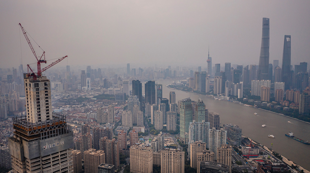 Ο οίκος Fitch υποβαθμίζει την Evergrande 