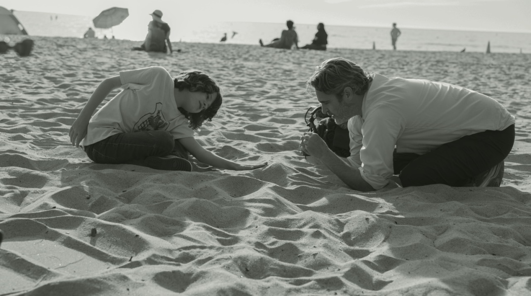 Ο Χοακίν Φοίνξ σε μία σκηνή της ταινίας «C'mon c'mon».