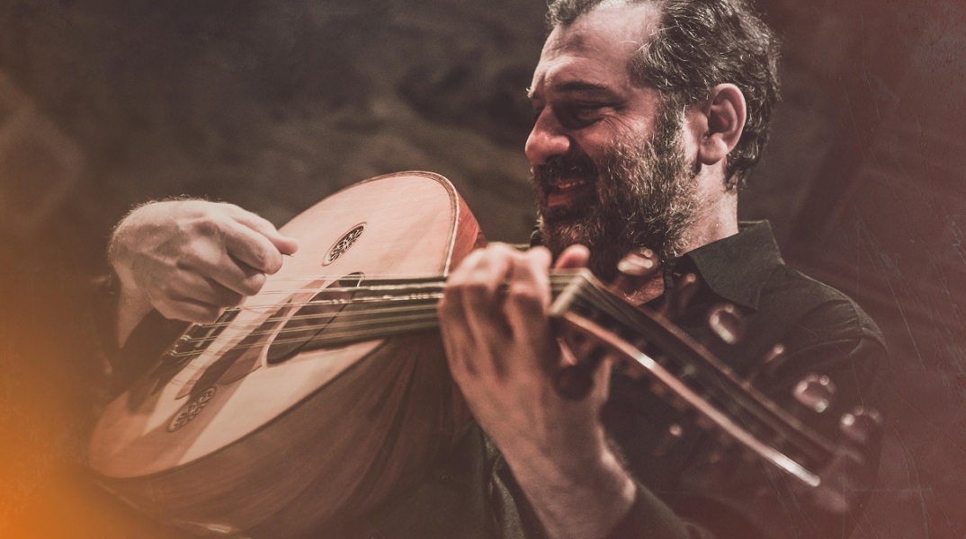 Ο μουσικός Haig Yazdjian παίζει ούτι σε συναυλία