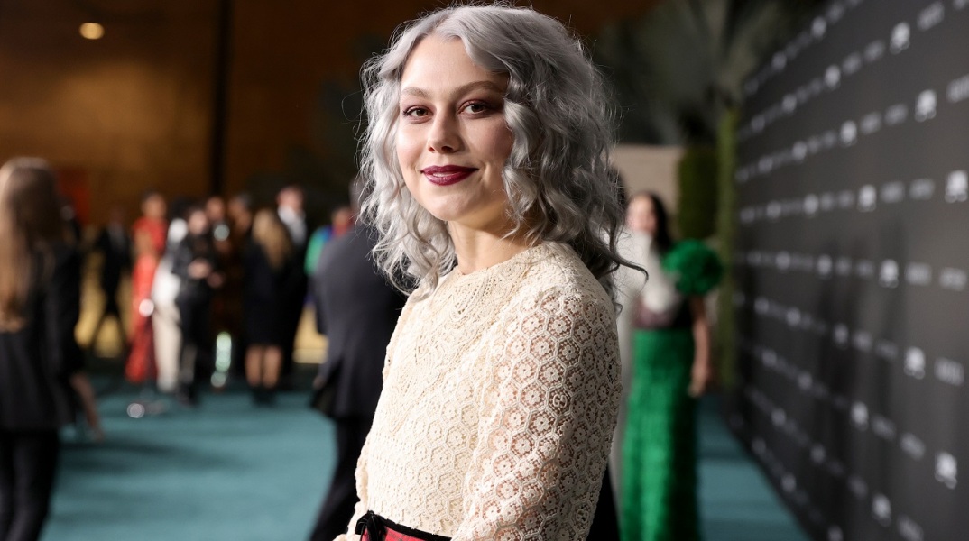 Η τραγουδίστρια Phobe Bridgers σε εκδήλωση μόδας