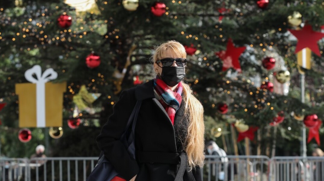 Χριστούγεννα στην Αθήνα - Πολίτης με μάσκα