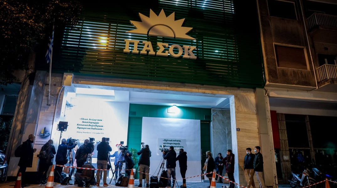 Τηλεοπτικά συνεργεία και δημοσιογράφοι έξω από τα γραφεία του ΠΑΣΟΚ