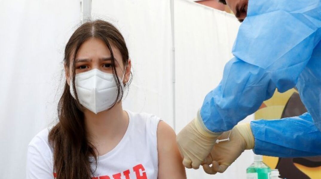 O FDA δίνει έγκριση στις δόσεις ενίσχυσης εμβολίων COVID-19 για τα άτομα 16 και 17 ετών λόγω της παραλλαγής Όμικρον	