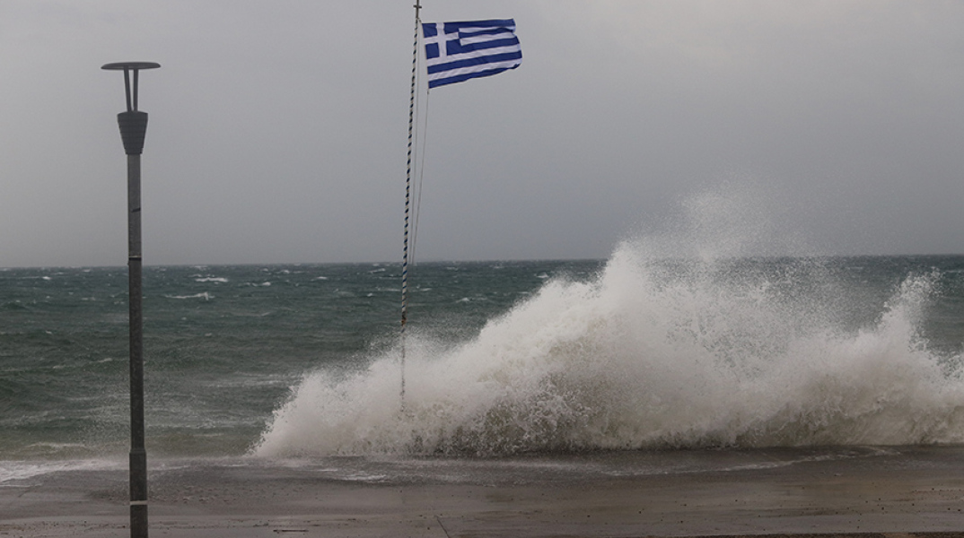 Στο μήνυμα από το 112 γίνεται λόγος για ακραία καιρικά φαινόμενα 