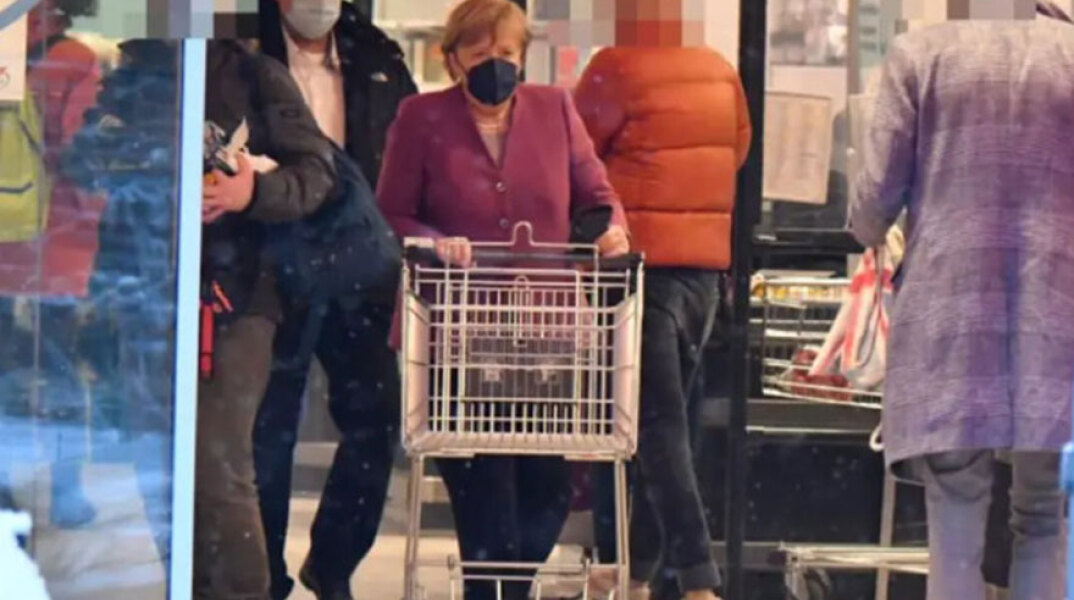 Η Άνγκελα Μέρκελ σε σούπερ μάρκετ σπρώχνει το καρότσι με τα ψώνια