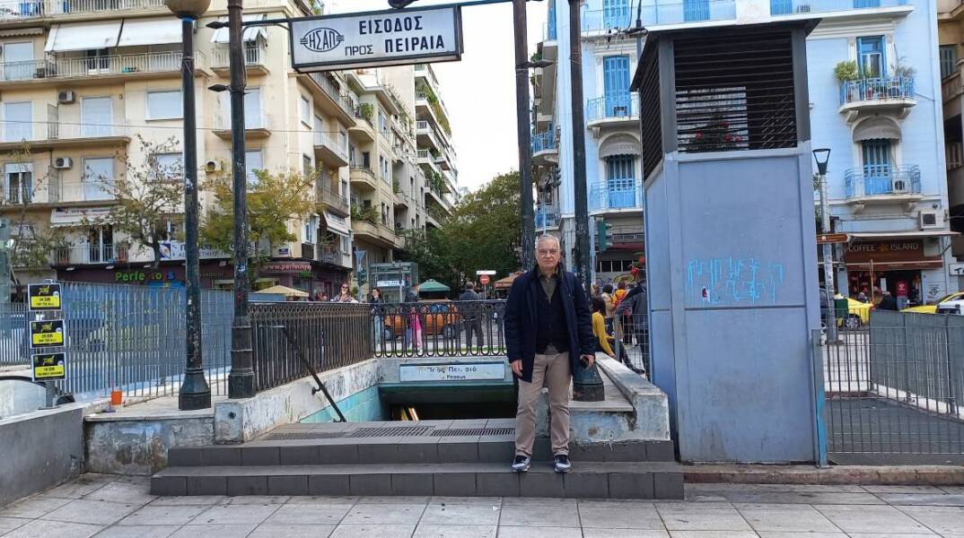 Ο Νίκος Βατόπουλος στην πλατεία Βικτωρίας