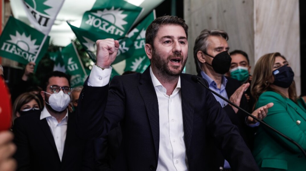 Ο Νίκος Ανδρουλάκης μετά τη νίκη στις εκλογές του ΚΙΝΑΛ