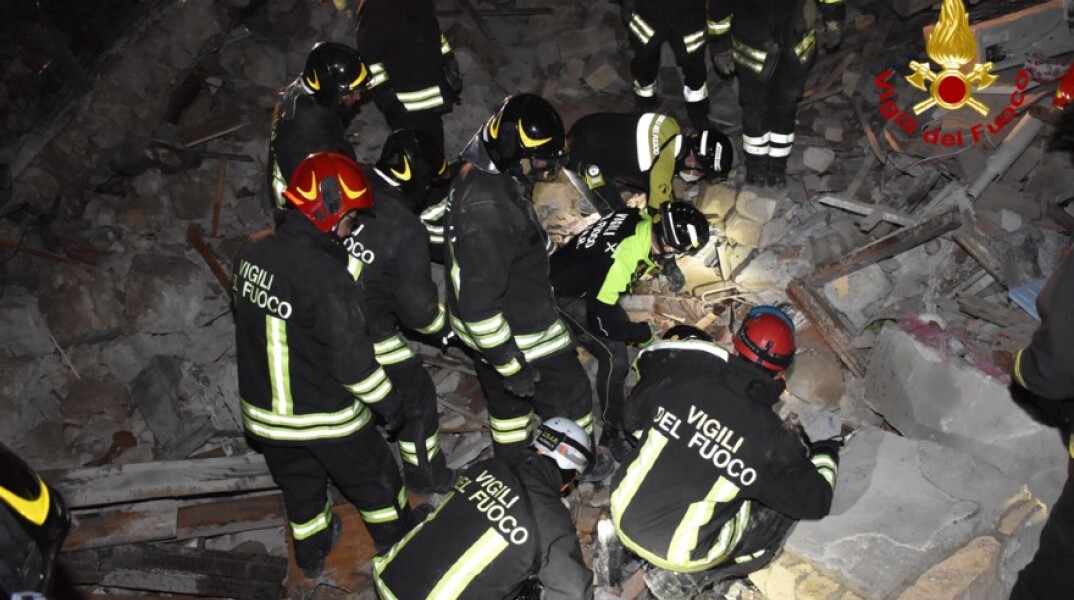 Σικελία: Τρεις νεκροί και έξι αγνοούμενοι από κατάρρευση πολυκατοικιών