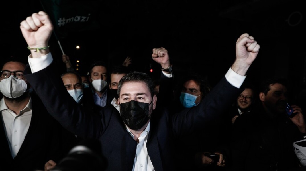 Ο Νίκος Ανδρουλάκης μετά τη νίκη στις εκλογές του ΚΙΝΑΛ