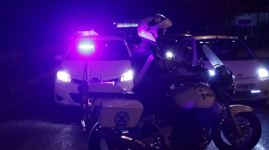 Αστυνομικός σπεύδει σε σπίτι στο Μενίδι, όπου άνδρας απειλούσε να σκοτώσει τη μητέρα του (ΦΩΤΟ ΑΡΧΕΙΟΥ)