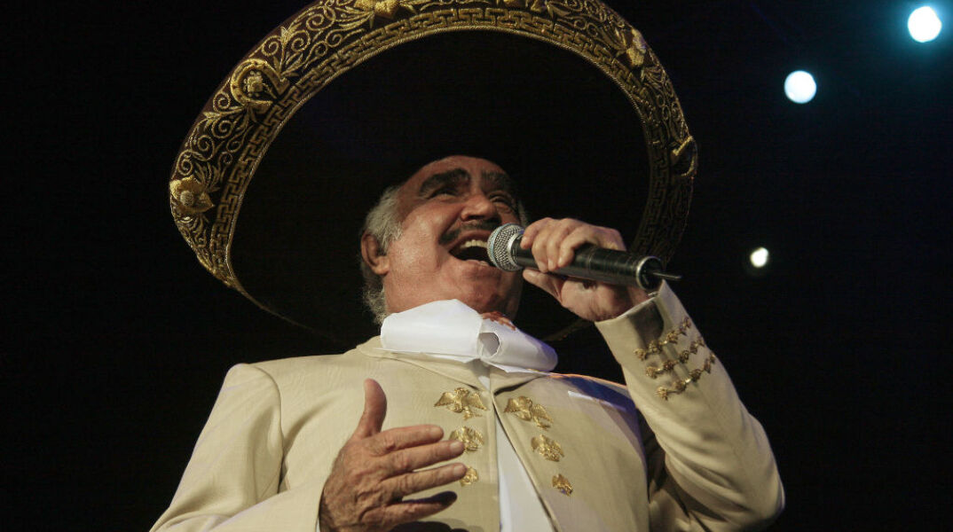 O τραγουδιστής Βισέντε Φερνάντες