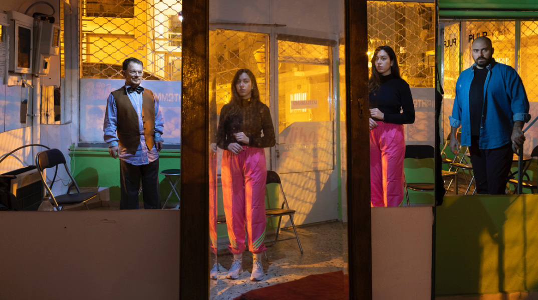 Ο Ηλίας Κουνέλας σκηνοθετεί την «Παράσταση» σ' ένα εγκαταλειμμένο κουρείο στο Γκύζη