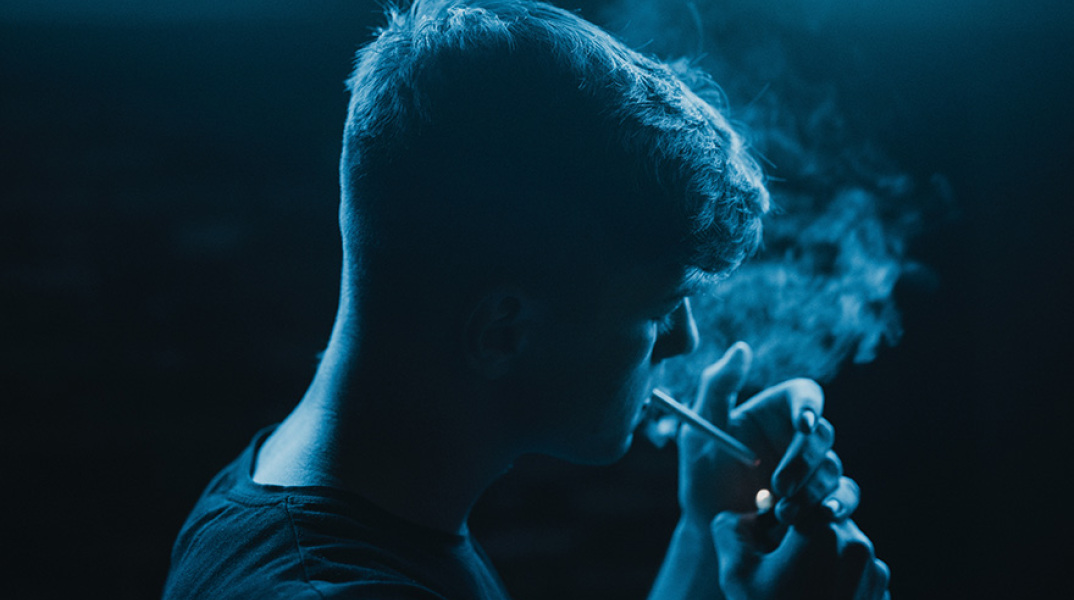 Νεαρός που καπνίζει