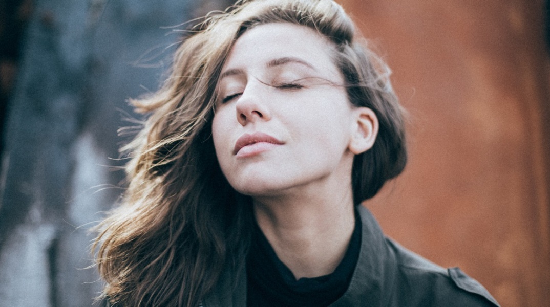 Ένα κορίτσι ποζάρει