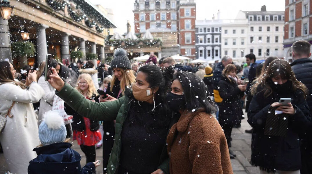 Πολίτες με μάσκα για τον κορωνοϊό στη Βρετανία