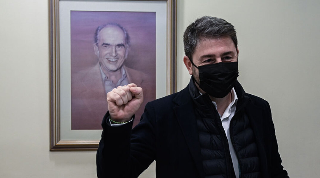 Ο Νίκος Ανδρουλάκης στα γραφεία του ΠΑΣΟΚ στη Χαριλάου Τρικούπη