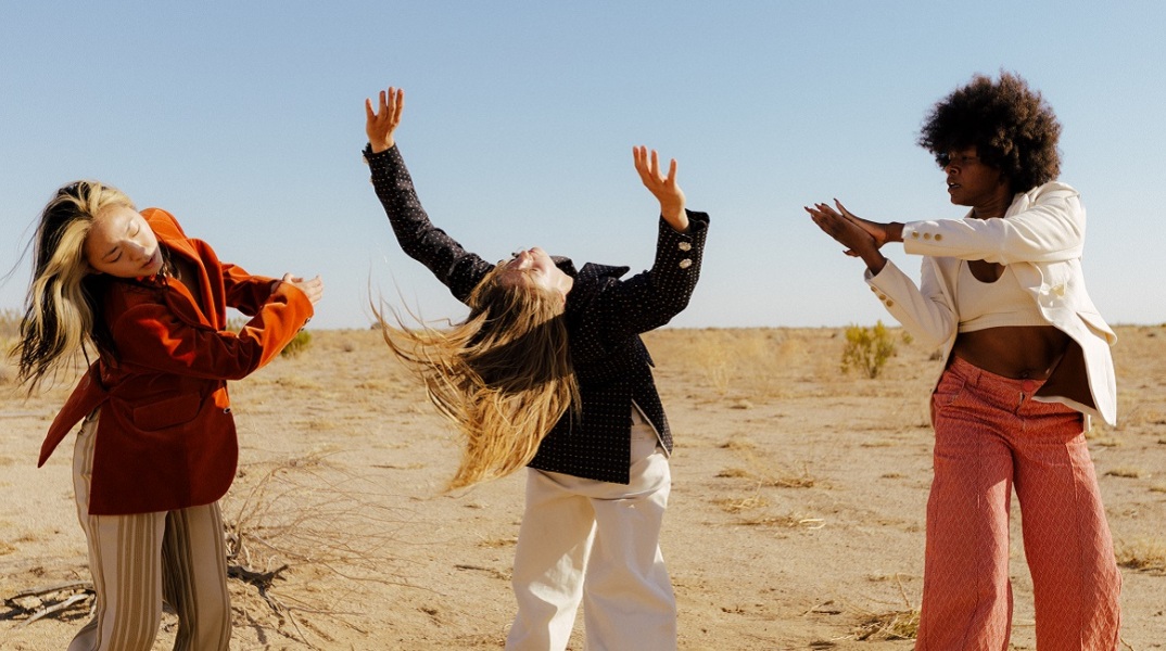 Οι χορεύτριες Hvrmony Adams, Jill Wilson και Patricia Zhou κατά τη διάρκεια της χορογραφίας της Ζωής Ευσταθίου.