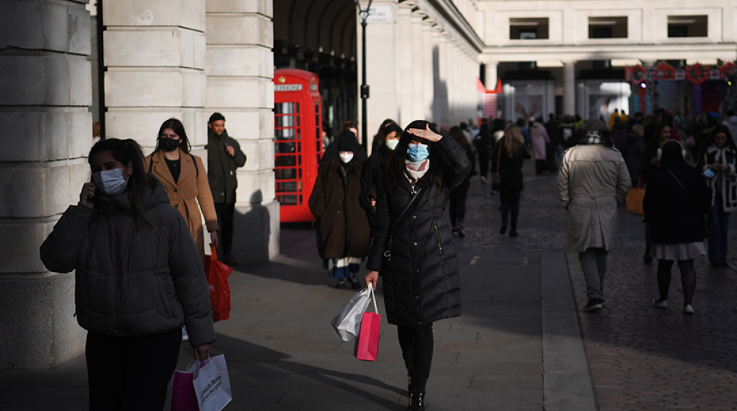 Μετάλλαξη Όμικρον: Κατεγράφη ο πρώτος θάνατος ασθενούς στη Βρετανία